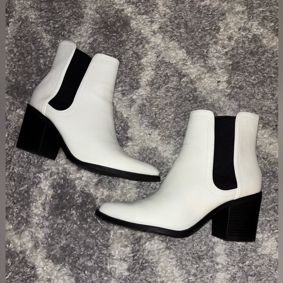 White pointed booties - Picture 1 of 9
